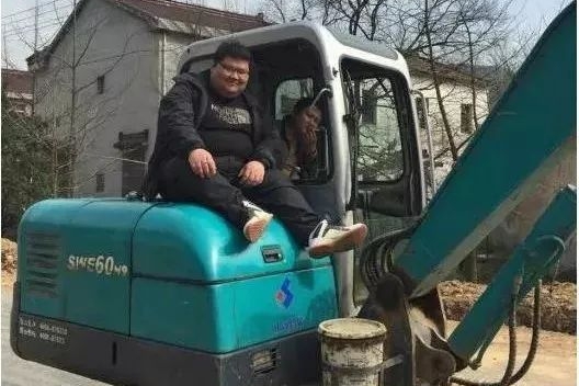 做生意赔了30万，327斤的我，最终选择开挖机！