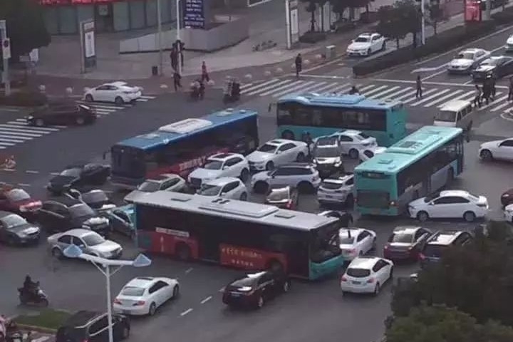 老司机养成手册：来到这样的路口，绿灯也请停下