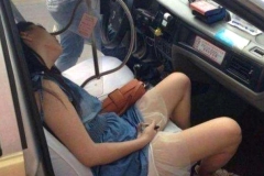 司机吓坏了！女乘客上了出租车竟直接躺下了……
