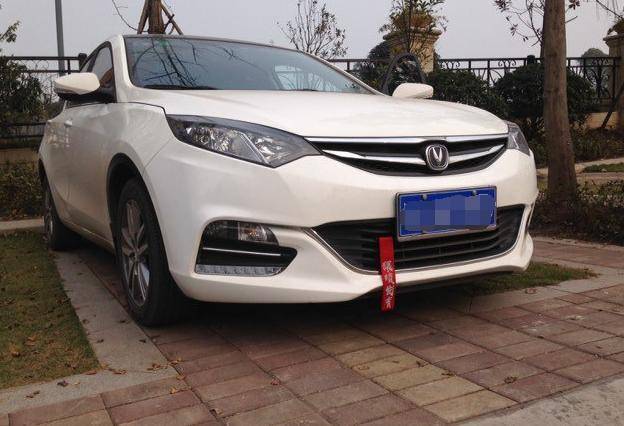 战斗力十足的逸动红黑真皮座椅，太给力了