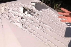 一车主把敞篷奔驰停在小区出现裂痕，走近一看双腿无力