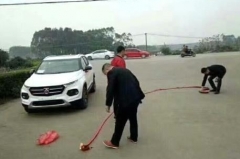 小伙买车放鞭炮庆祝，但是接下来发生的事后悔也没用了