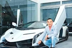 王俊凯扬言要买的这辆跑车，甄子丹都买不起，只能和其合影留念