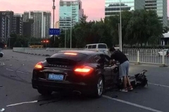 保时捷撞上了电动车，保时捷车主下车后一身冷汗