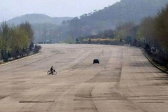 朝鲜的高速公路长这样，有人有鹅就是没啥车