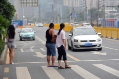 如果开车撞死闯红灯的路人，到底谁负全责？