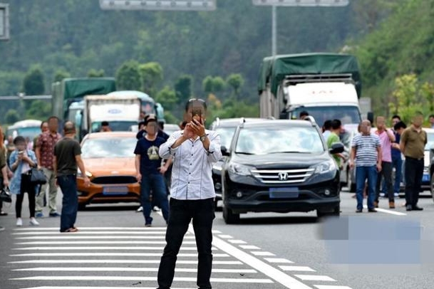 交通事故为什么不能围观？看完这个你就明白了