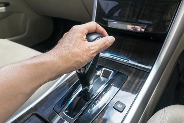 自动挡汽车等红灯随意就挂P挡？不听维修师傅的话，这就是后果！