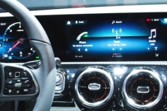 在中控大屏流行的时代下，奔驰也从了，新屏尺寸不输特斯拉