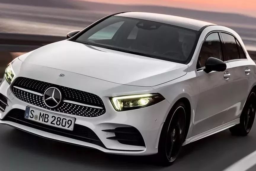 黑历史！奔驰A级不仅被本田飞度秒过，而且还翻过车！