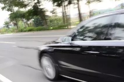 高速行驶，减速先踩离合？