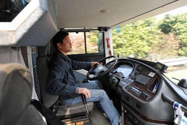 高速驾驶做这几件事情，无异玩命，切勿以身试险