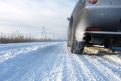 雪天这样停车，被砸坏了怨不得别人