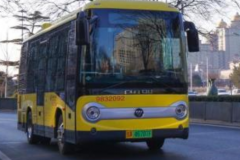 北京首批新能源专用号牌公交车上路运营