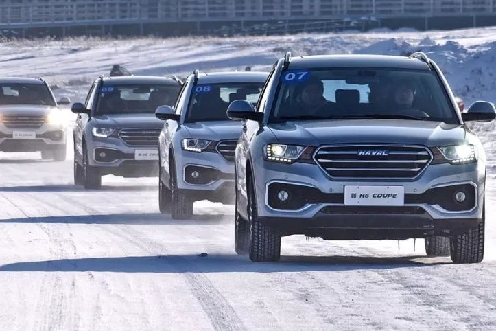 雪地里拖行45吨重卡车前行，哈弗H6 coupe玩过了牧马人！