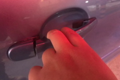 已有多人中招！快看看你的车门把手有没有被塞这个东西？