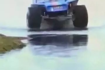 视频丨惊爆众人眼球，1600匹马力的越野车直接飞过河