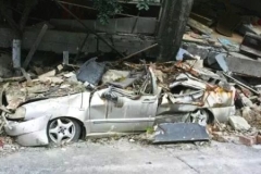 开车时遇到地震，是驾车逃生还是下车跑路？