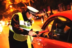 震惊！一男子酒后居然对交警做不可描述的事情