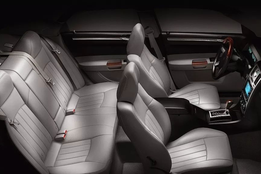 原来如此！终于知道为什么老司机们都不喜欢坐在汽车后排中间座位了？