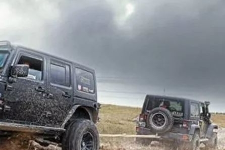 两台大块头SUV拔河，接下来的一幕尴尬了！