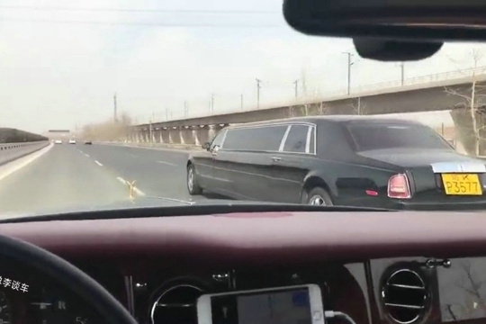 这辆幻影可乘坐11人，卖了7年，如今挂牌上路，曾价值1.5亿