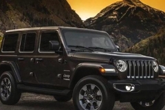 非承载车身配3.6L V6发动机，标配四驱，这货越野从来不靠情怀