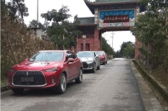 WEY P8到店，前脸很夸张，一箱油能跑700公里，仅17万？