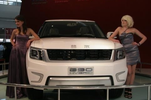 号称国产路虎，搭载奔驰V8发动机，这款国产车开创自主新高度