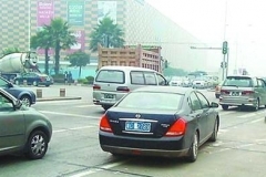 开车碰到加塞怎么办？老司机教你，让插队车主无路可插