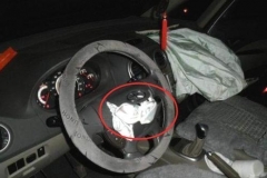 汽车的安全气囊是非常重要的设备，你知道它是怎么打开的吗？