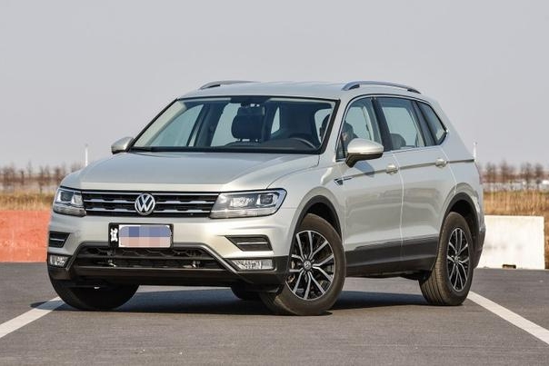 22万连扶手箱都没有！但只要挂这标，照样月销3万，简配也不在乎