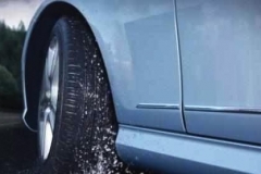 当劣质轮胎遇到雨天，ESC也帮不了你