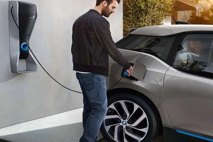 行业 | 想买电动车再等等，2025年电动车将比燃油车更便宜