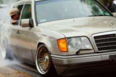 开了十几年的豪车还不换 是因为穷吗？