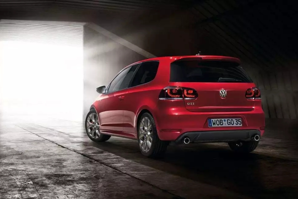 国产奔驰E级要出手动挡车型 这是要卖给谁？