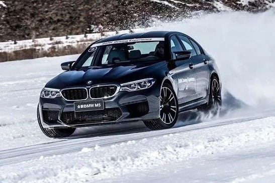 真低调还是玩深沉？宝马M5用藏字决轻松甩开RS6和AMG E63