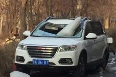 6楼！6楼！6楼居然坠落一吨冰，砸到哈弗SUV后...