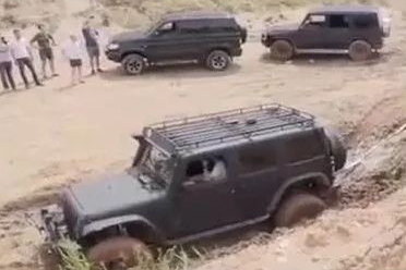 视频丨帕杰罗越野不行？奔驰G500打开三把锁，尴尬了！