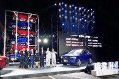 一车“举”起八台车，放肆玩起“叠罗汉”的哈弗H4冲顶最抗压SUV