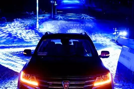 荣威RX8攀上百万豪车不敢攀的高峰 ，看它激情演绎华尔兹