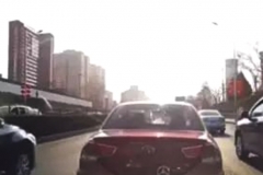 溜车发生事故，前车大妈颠倒黑白，还好行车记录仪还原真相！