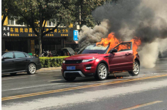 芜湖一对男女因感情纠纷自焚？路虎极光被烧成废铁