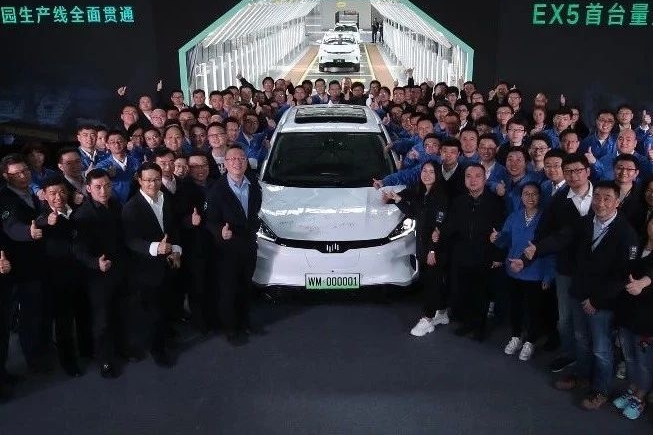准车主见证EX5试装车下线！威马真能让特斯拉股价跳水？｜仕点