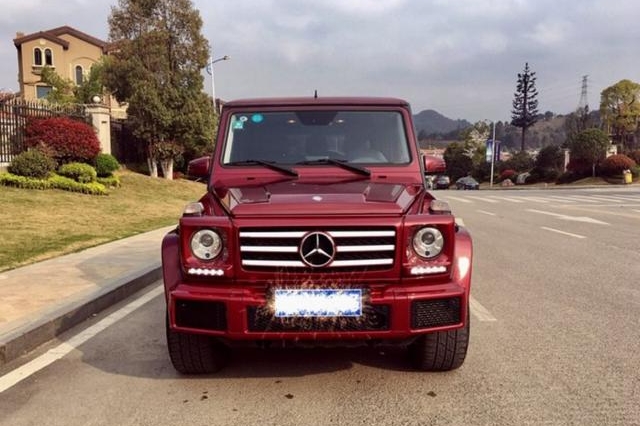 福建车友花186万买辆酒红色奔驰G500，坦言买车后感觉更加年轻了