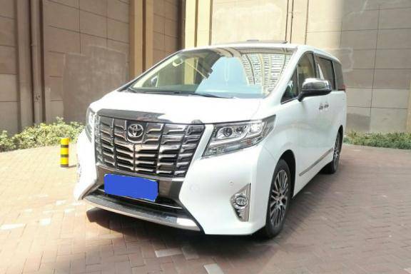 安徽富商花105万买辆全新丰田埃尔法，司机：此车豪华程度如行宫