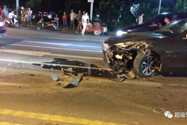 当车辆无法避免发生撞击时，撞哪个位置伤害最小？