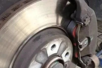 为什么刹车总是异响？这是车辆发出的危险讯号