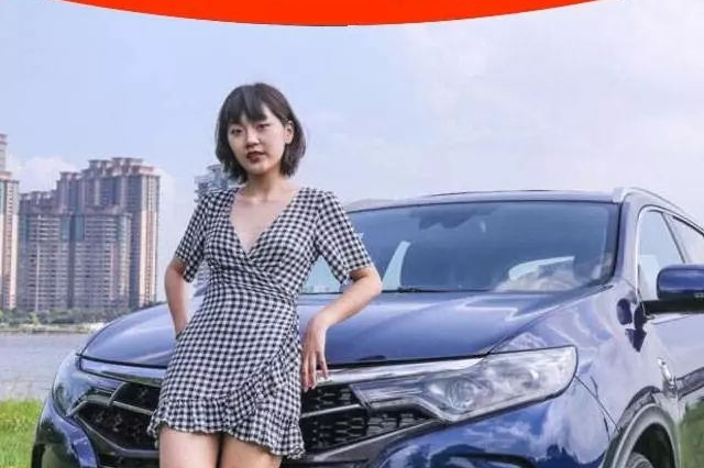 小伙开一台10万出头的SUV，没想到女朋友却这么漂亮！好气！
