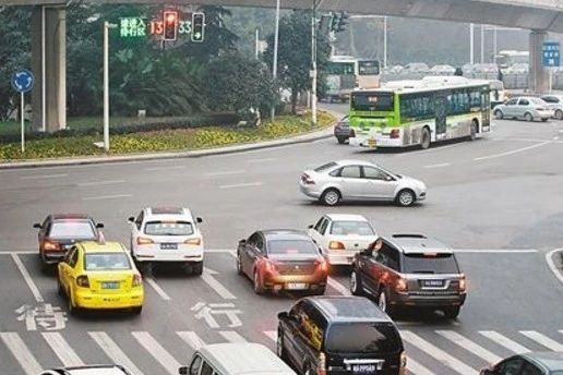 开手动挡车减速时，是先离合还是先刹车？
